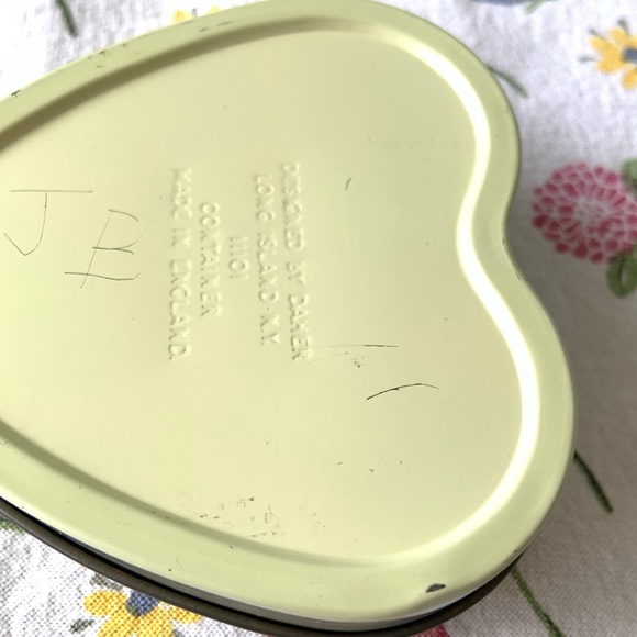 Vintage Heart Metal Tin made in England / Small Vintage Tin / Heart Keepsake Tin - Picture 6 of 16